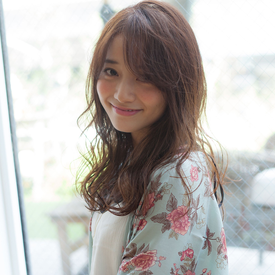 くしゃっとラフな質感が魅力。くせ毛のようなほつれウェーブで触れたくなる髪に❤️