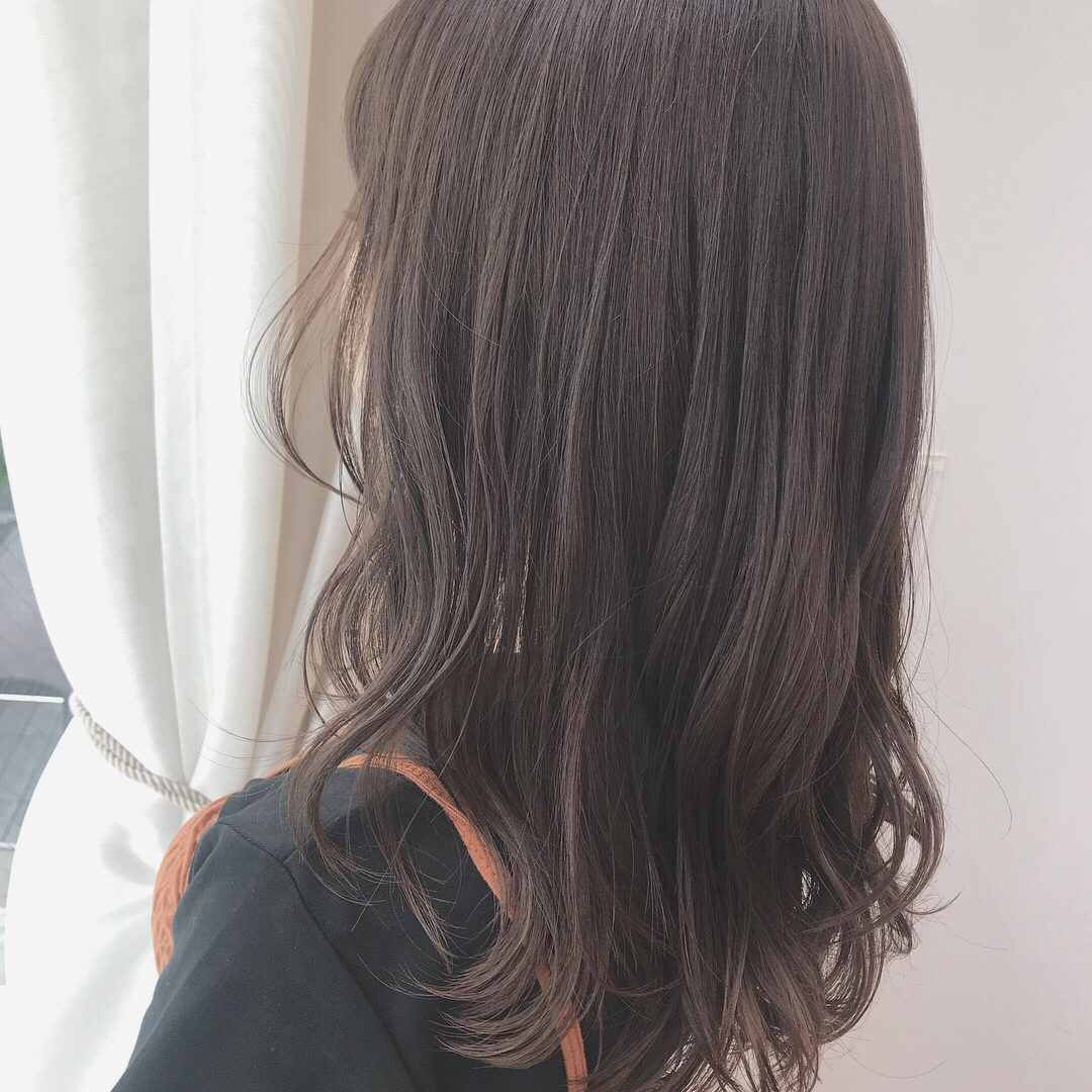 オフィスでも「あの人綺麗」を目指すなら透け感ブラウン