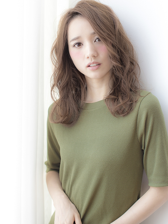 《ヘアスタイル》ウェーブヘア×イノセントカラー