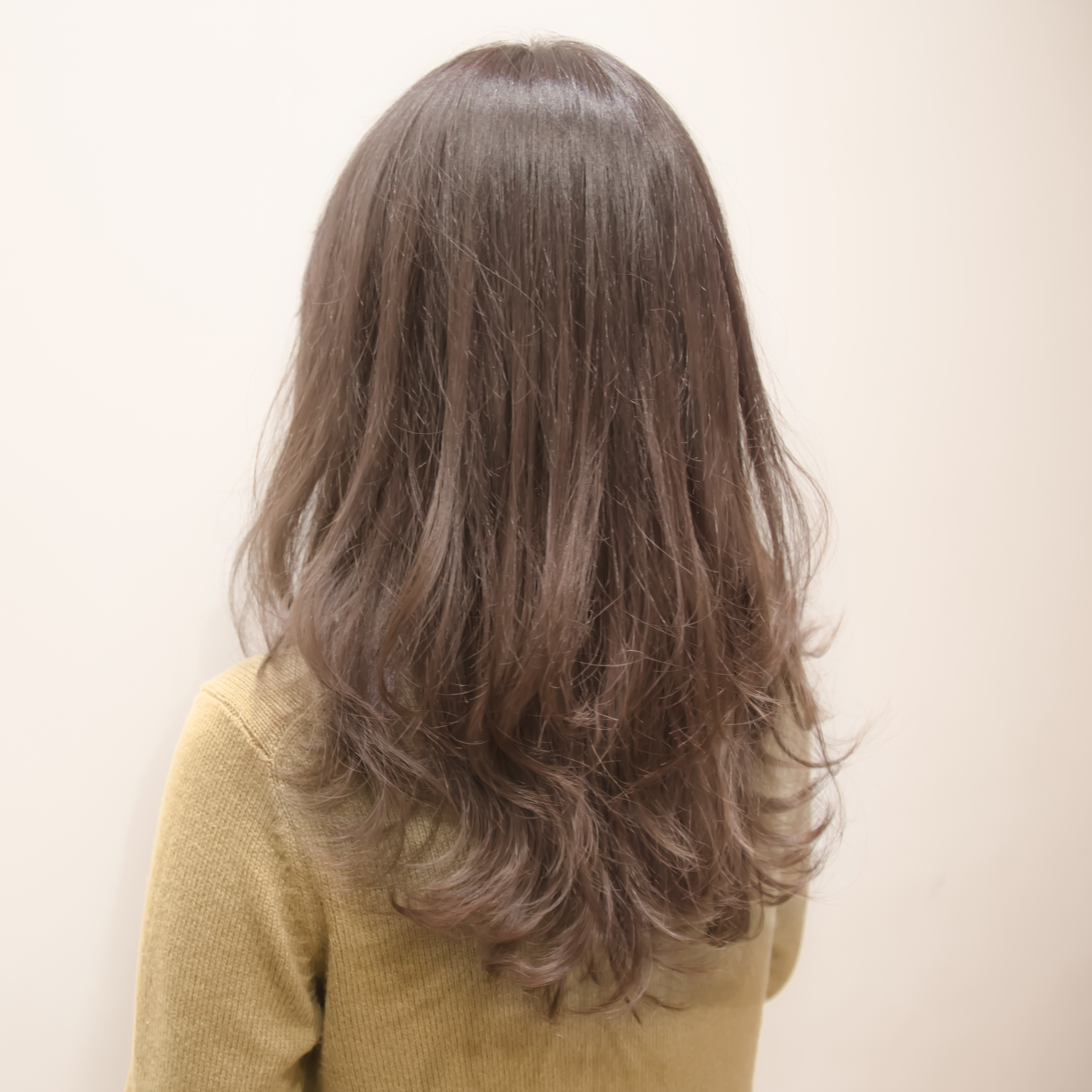 【冬に染めたいヘアカラーはこれだ！！】カーキグレージュ